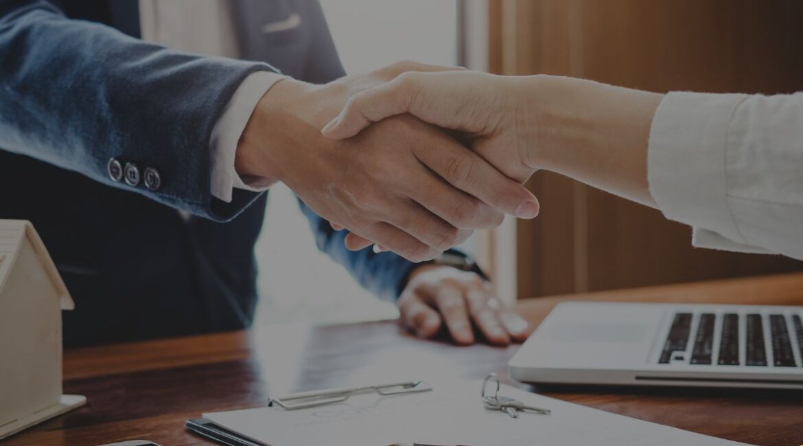 Advogado analisando contrato administrativo de empresa contratada após vencer licitação pública