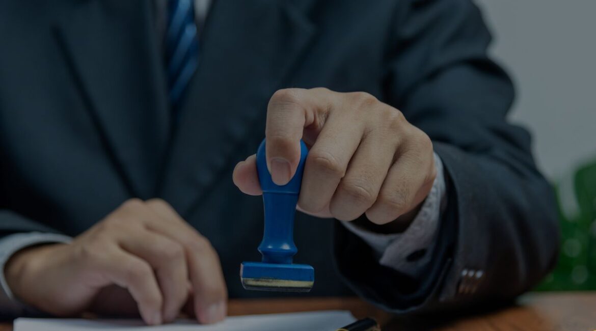 Advogado especialista em licitação orientando empresa sobre erros comuns que causam desclassificação em licitações públicas