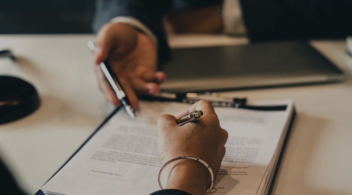 Advogado especialista em licitação orientando empresa sobre a nova Lei 14.133/2021